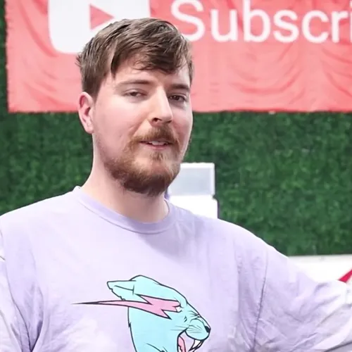 MrBeast devant un mur « Subscribe » de YouTube